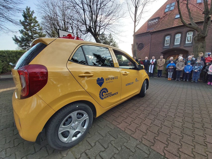 Dzieciaki z Centrum Opiekuńczo-Wychowawczego „Wzrastanie” w Katowicach dostały nowy samochód. Teraz będzie im łatwiej