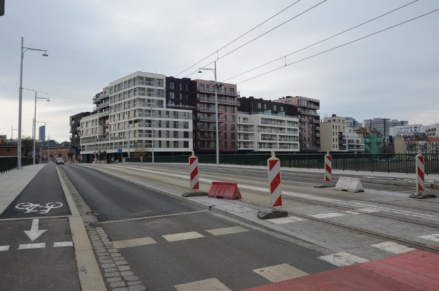 Minął miesiąc od zakończenia trzyletniej modernizacji mostów Pomorskich. Przy odbiorze budowlanym okazało się, że spoiwo kostki brukowej przy torowisku musi zostać uzupełnione.