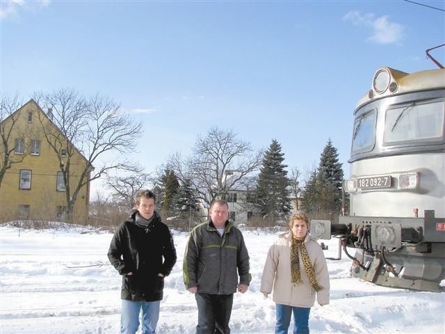 Lokomotywy parkują 30, 50 metrów od domów i strasznie hałasują - mówią mieszkańcy. Od lewej: Adrian Czok, Stanisław Klawiński i Urszula Jagieło. (fot. Beata Szczerbaniewicz)
