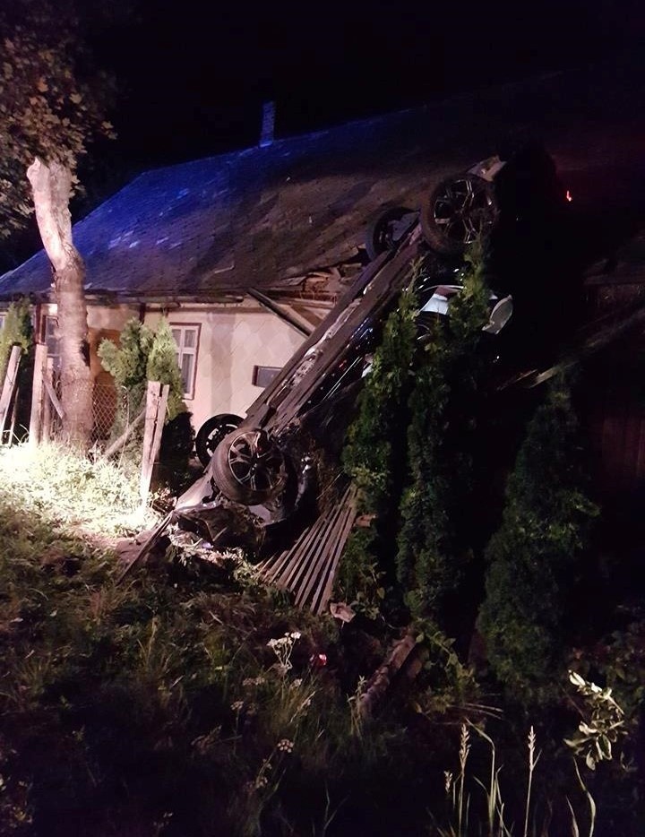 Wypadek w Targanicach. Samochód wjechał w dom mieszkalny