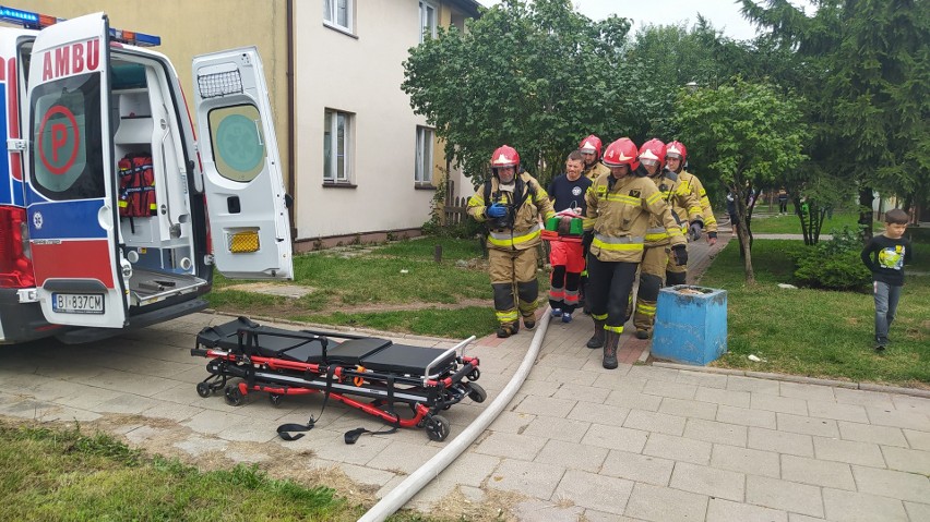 Białystok. Pożar w budynku przy ul. Barszczańskiej. W środku była nieprzytomna kobieta [ZDJĘCIA]