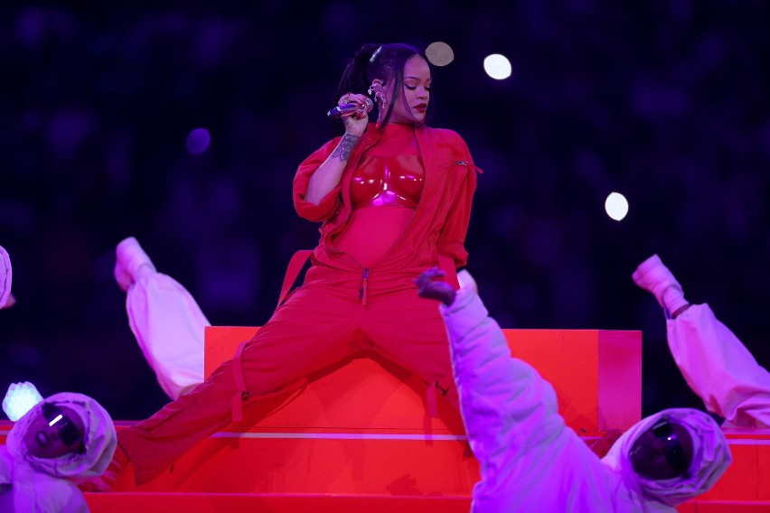 Rihanna w ciąży! Ogłosiła to podczas Super Bowl 2023. Na dowód... pokazała brzuszek