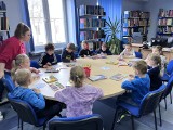W bibliotece w Miechowie dzieci poznawały Brzechwę, Konopnicką i Tuwima 