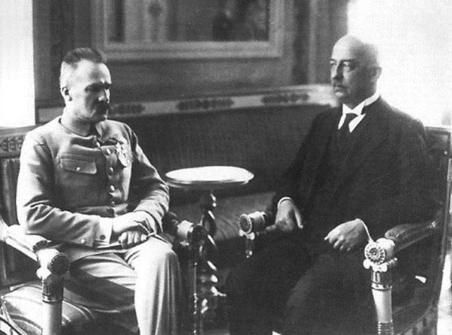 Gabriel Narutowicz podczas spotkania z Józefem Piłsudskim 14 grudnia 1922 roku. Marszałek uważał, że Narutowicz był szlachetnym, ale niepraktycznym idealistą, który dążył do wytworzenia w Polsce od razu rzeczy najlepszych na świecie.