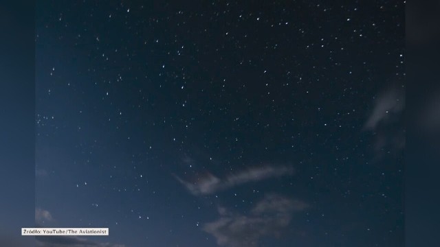 Nocne niebo nad Newvadą rozświetlone przez samoloty bojowe