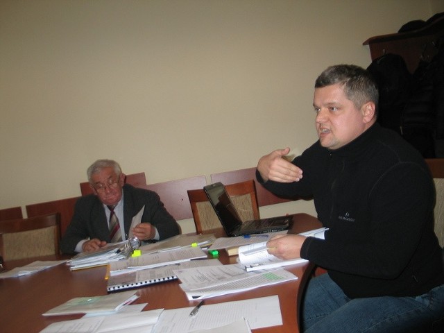 Radny Norbert Mastalerz przekonuje członków komisji rewizyjnej rady miasta Tarnobrzega, że czwarta próba pozbawienia go mandatu nie jest przypadkiem,  lecz stoją za tym jego przeciwnicy polityczni.