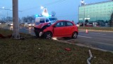 Auto uderzyło w latarnię na ul. Szeligowskiego w Lublinie. Kierująca zasłabła. Zobacz zdjęcia