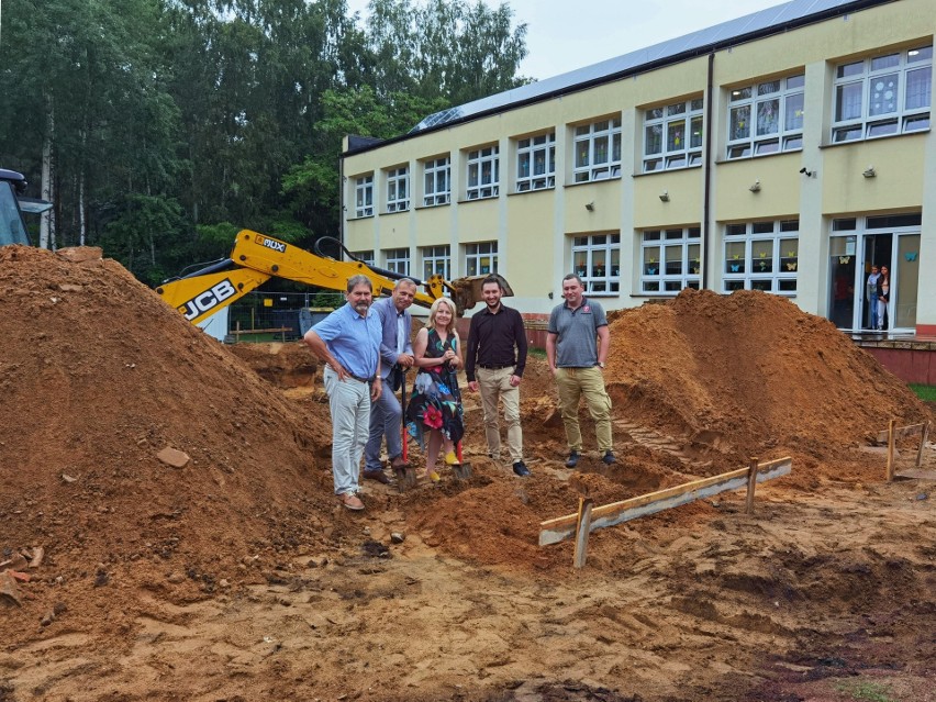 Budowa sali gimnastycznej przy szkole podstawowej w Gąsawach Rządowych w gminie Jastrząb. Prace już trwają. Zobaczcie zdjęcia