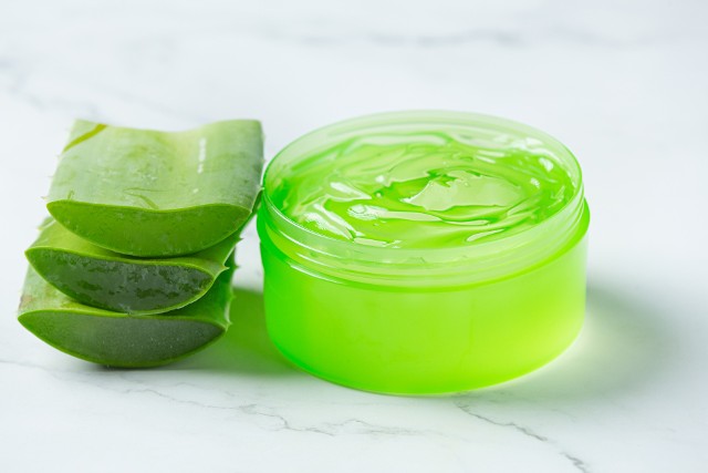 Żel aloesowy to jeden z tych produktów kosmetycznych, które warto mieć zwłaszcza latem. Zobacz, do czego go stosować i jakie korzyści zapewnia! fot. jcomp/freepik
