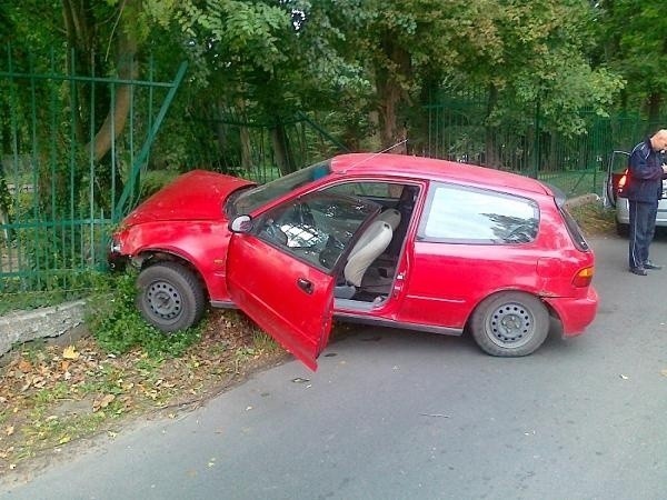 Jarocin: Pijany kierowca wjechał w płot i porzucił auto