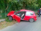 Jarocin: Pijany kierowca wjechał w płot i porzucił auto [ZDJĘCIA]