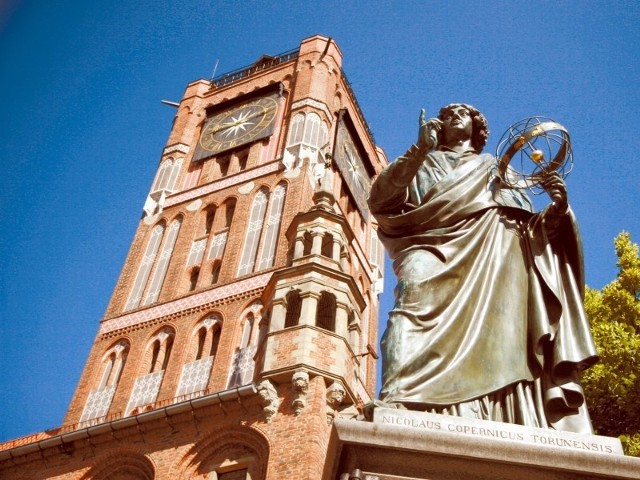 Mikołaj Kopernik uwielbiał swoje rodzinne miasto i często tu powracał z zagranicznych wojaży. Jego pomnik stanął na Rynku Staromiejskim w 1853 roku.