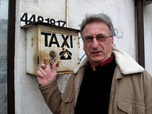- Telefon dzwoni a ja nie mogę go odebrać &#8211; pokazuje Edward Bobula, jeden z taksówkarzy, którzy nie mają kluczyka do skrzynki z telefonem
