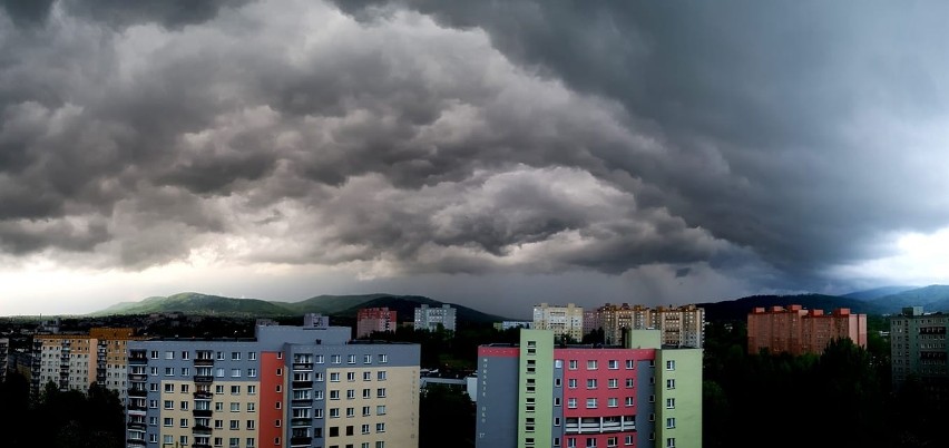 Czarne chmury rozpościerające się nad Beskid