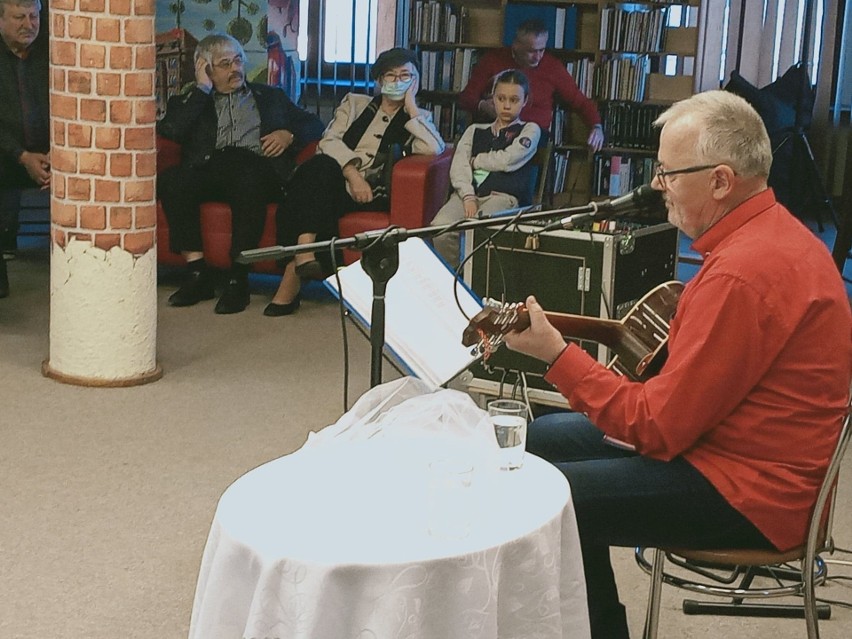 W miejskiej bibliotece w Słupsku Grzegorz Chwieduk zaśpiewał...