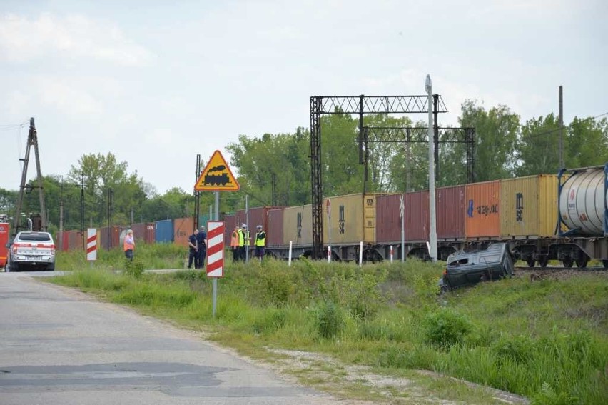 Zderzenie na przejeździe w gminie Brody. Ciężarówka roztrzaskana, pociąg wykolejony  