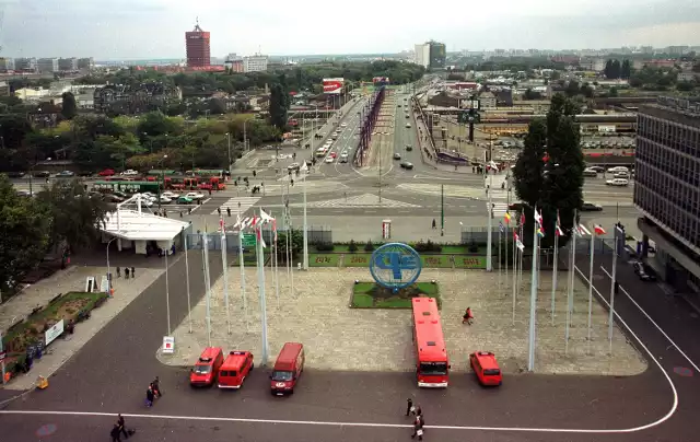 Powstają nowe wieżowce, kolejne osiedla mieszkaniowe, centrum przechodzi metamorfozę. Część mieszkańców narzeka, że stolica Wielkopolski to jeden wielki plac budowy. Inni cieszą się, że miasto się rozwija. Niezależnie od tego, co o tym wszystkim myślimy, jedno trzeba przyznać - Poznań mocno się zmienia. Zarówno dla tych, co z nostalgią wracają do starych czasów, jak i tych, którzy cieszą się, że "ale to już było i nie wróci więcej" przygotowaliśmy wyjątkową podróż do 2001 roku. Jak wtedy wyglądało miasto i czy bardzo się zmieniło? Zobacz wyjątkowe zdjęcia --->