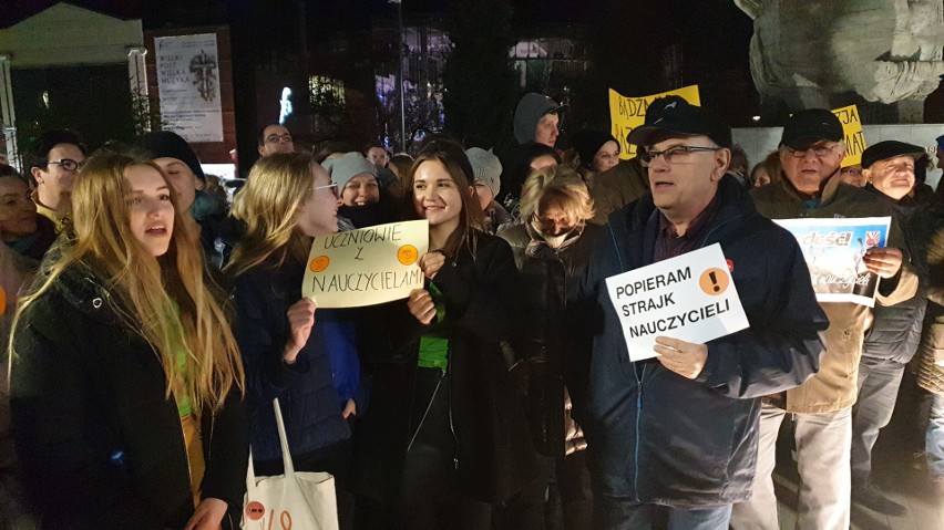 Opolanie wspierają strajkujących nauczycieli. Pikieta na placu Wolności w Opolu