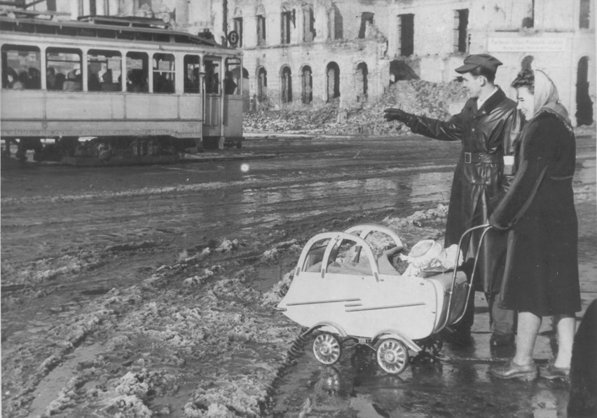 Rok 1954. Funkcjonariusz ORMO (Ochotniczej Rezerwy Milicji...