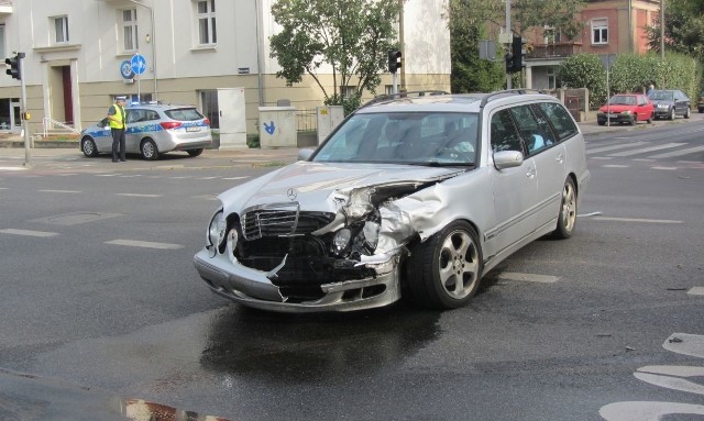 Na skrzyżowaniu ulic Bukowskiej i Szamotulskiej w Poznaniu zderzyły się dwa samochody.Przejdź do kolejnego zdjęcia --->