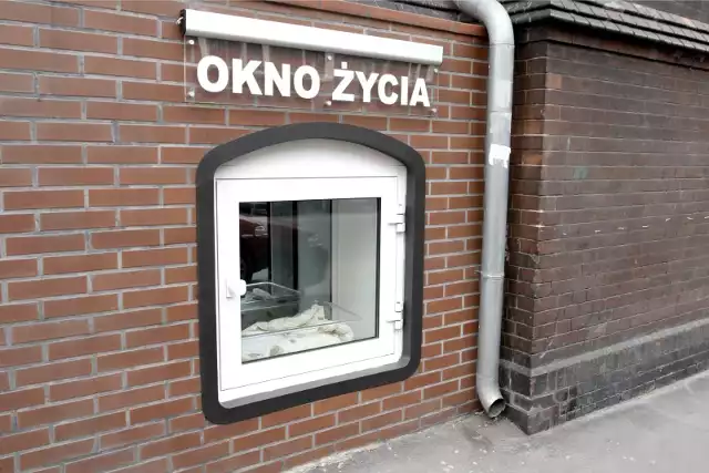 Dziecko było zadbane i owinięte w kocyk.