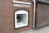 Kolejny maluch w Oknie Życia we Wrocławiu. To 4-miesięczna dziewczynka. Była owinięta w kocyk