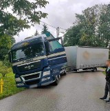 Wypadek pod Krakowem i utrudnienia w ruchu. Pojazd ciężarowy wpadł do rowu i blokuje przejazd