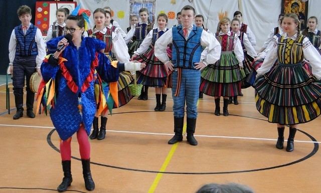 Zespół &#8221;Wolanianki&#8221; z Wolanowa okazał się najlepszy wśród gimnazjów, na zakończonym w piątek XI Turnieju Folkloru w Przytyku.