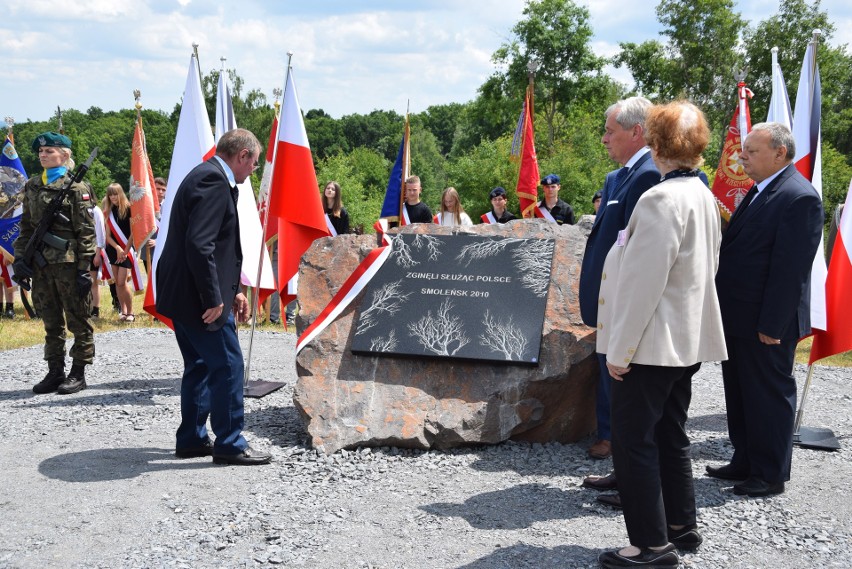 Symbolicznego odsłonięcia dokonali wspólnie - wojewoda...