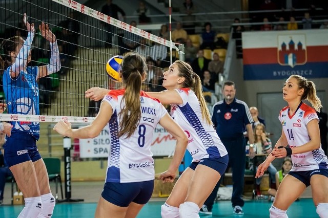 Akcja pałacanek pod siatką. Pierwsza z prawej rozgrywająca Marlena Pleśnierowicz (MVP).