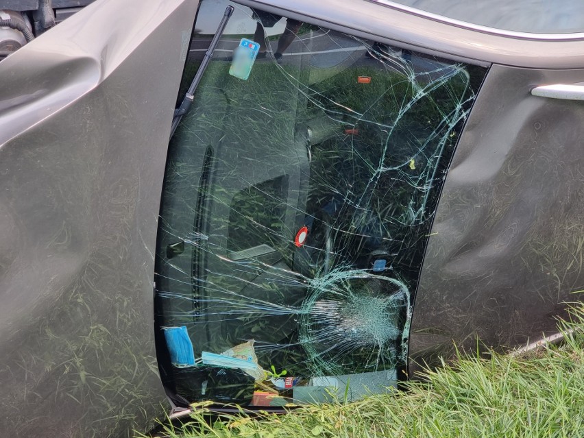 Wypadek na drodze krajowej nr 77 w Orłach. 62-letnia kierująca volkswagenem wjechała do rowu. Pojazd przewrócił się na lewy bok [ZDJĘCIA]
