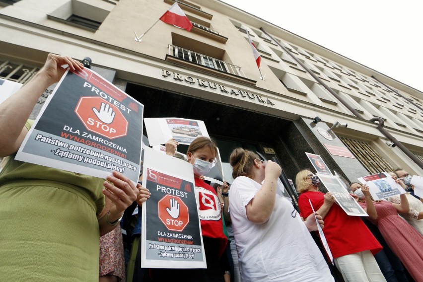 „Stop zamrożeniu płac”. Pracownicy prokuratur w Lublinie wyszli na ulice. Zobacz zdjęcia 