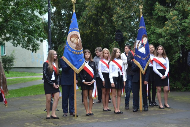 Uroczystości wybuchu II wojny światowej w Myszkowie obyły się przed pomnikiem Poległym za Ziemię Myszkowską. Delegacje kombatantów, władz samorządowych miasta i powiatu myszkowskiego, policji, straży pożarnej, szkół, złożyły kwiaty. Wygłoszono okolicznościowe przemówienia. Zespół Eskadra zaśpiewał pieśni patriotyczne