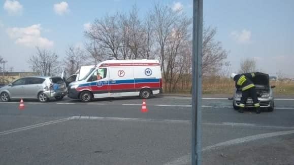Wypadek w Gotkowicach. Zderzyły się trzy samochody i trzy osoby są ranne