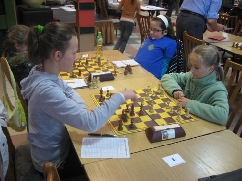 Daria (po prawej) z koleżanką szkolną, Olą Kozaczyńską, analizują rozegraną partię