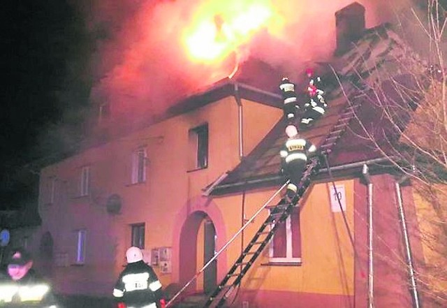 Styczeń. Pożar budynku przy ulicy Mickiewicza w Starachowicach. Jedna osoba zginęła, dom straciło dwanaście rodzin.