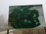 Wandale zniszczyli edukacyjną tablicę przy szkole rolniczej w Sandomierzu - Mokoszynie! Przetrwała... tydzień