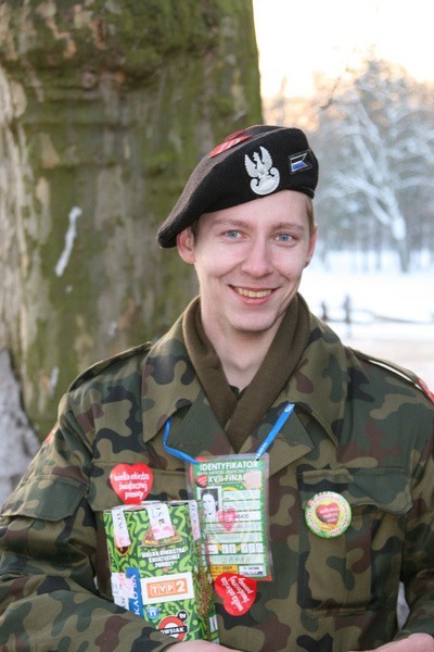 Mateusz Zawada, pochodzi z okolic Wrocławia, od końca ubiegłego roku służy w 11. batalionie dowodzenia w Żaganiu, po raz pierwszy kwestował jako wolontariusz WOŚP.