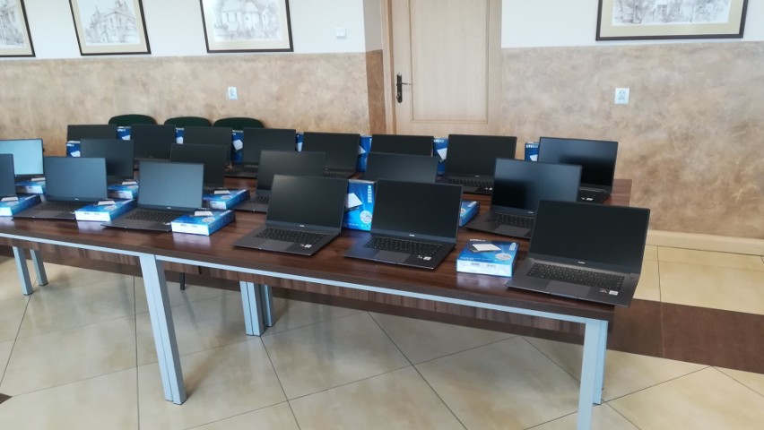 20 laptopów do nauki zdalnej dla uczniów trafiło już do...