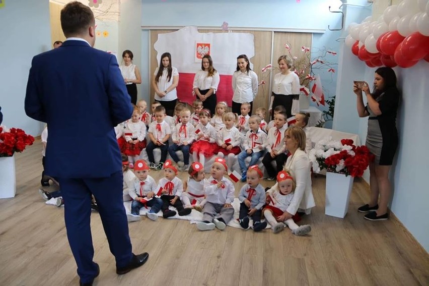 Dzieci z Przedszkola Kreatywne Nutki zaprosiły starostę i prezydenta na akademię z okazji 3 Maja