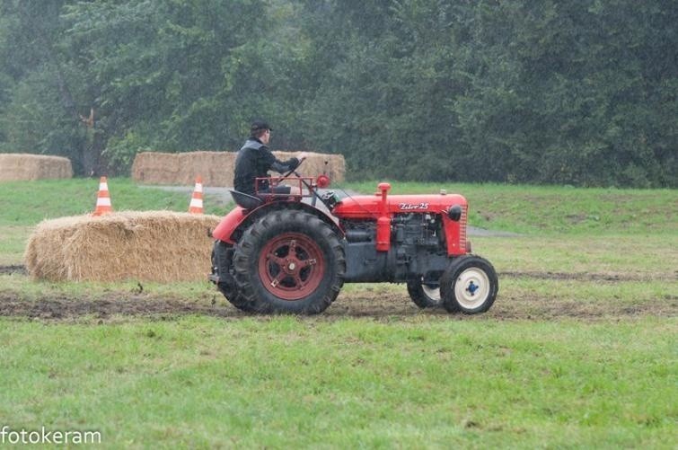 Widowiskowe próby sportowe samochodów zabytkowych na Moto...