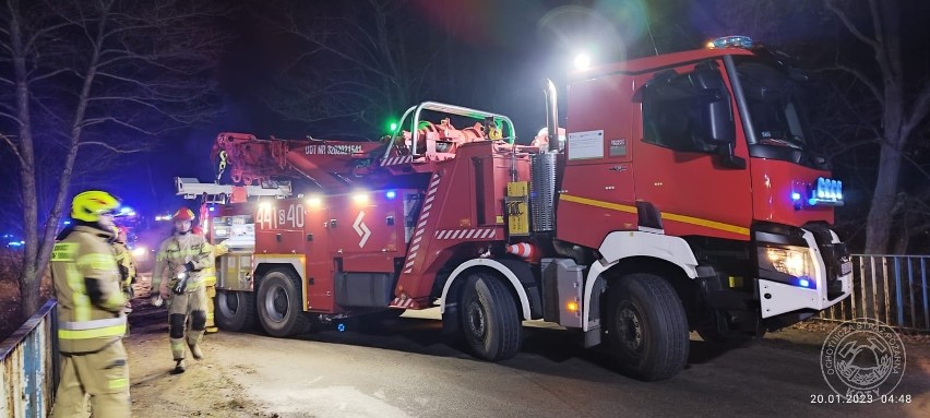 Wypadek w Potępie na Śląsku. Ciała dwóch mężczyzn znaleziono w samochodzie, który wpadł do rzeki