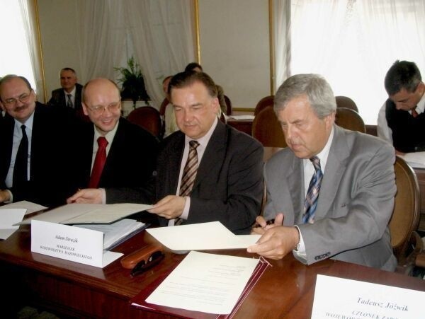 Porozumienie podpisali (od lewej): Jan Bereza z zarządu województwa małopolskiego, Adam Struzik, marszałek mazowiecki oraz Tadeusz Jóźwik z województwa świętokrzyskiego.