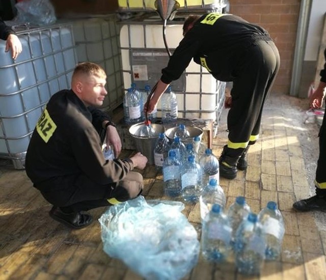 Przeciwpożarowcy ze Specjalistycznej Grupy Ratownictwa Chemiczno-Ekologicznego „Lublin 1” wyprodukowali ponad 2 tys. litrów płynu do dezynfekcji powierzchni oraz rąk