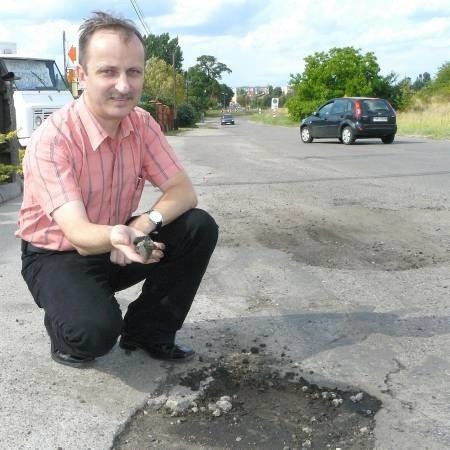 - Droga jest w fatalnym stanie. Dzięki unijnym pieniądzom już za kilkanaście miesięcy kierowcy przestaną niszczyć samochody na tych dziurach - mówi Tadeusz Wienke ze starostwa.