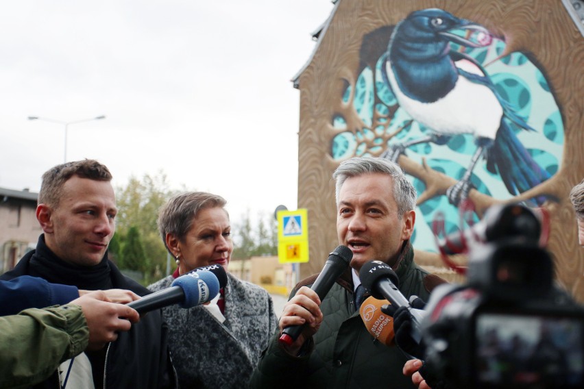 W Słupsku odsłonili mural ze sroką [zdjęcia, wideo]