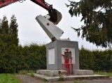 Pod Wrocławiem usunięto pomnik poświęcony Armii Czerwonej. Trwa dekomunizacja przestrzeni publicznej [ZDJĘCIA]