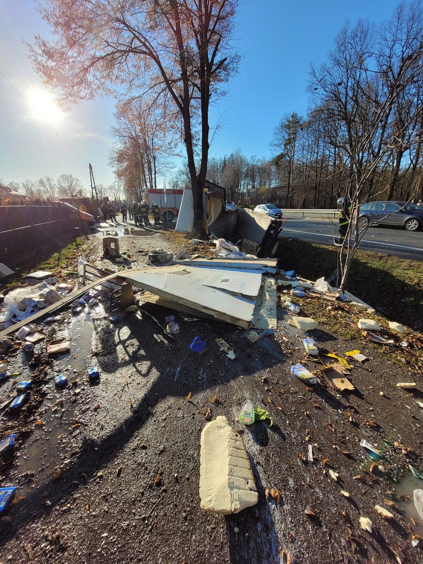 Wypadek w Zbytkowie. Przewrócił się bus dostawczy, wysypały się towary