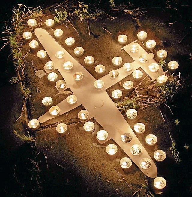 Zapalone świece dla uczczenia pamięci lotników alianckich