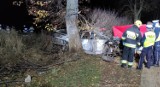 Śmiertelny wypadek w miejscowości Grodziec, gmina Prabuty, 21.10.2022. Samochód uderzył w drzewo. Nie żyje 19-letni kierowca